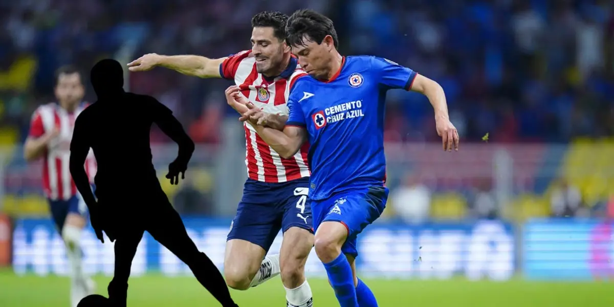 Pollo Briseño y Alexis Gutiérrez peleando un balón