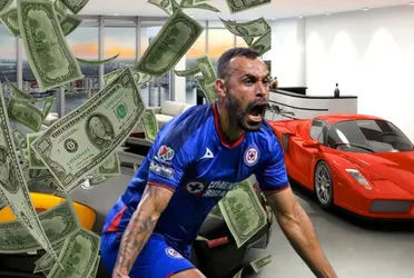 Pues vino de paseo a Cruz Azul, para poderse ir en 6 meses, pero sí logró comprarse una camioneta de lujo para poder regresar a Brasil contento.