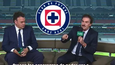 Ricardo LaVolpe hablando con David Faitelson y el escudo de Cruz Azul
