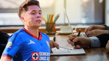 Rodrigo Huescas en un partido de Cruz Azul y al fondo un contrato / Foto Getty