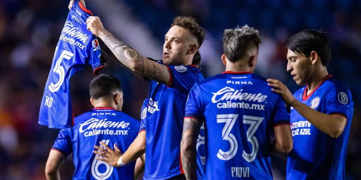 Rotondi celebrando gol, junto a Piovi y el equipo de Cruz Azul/FOTO La Máquina Celeste