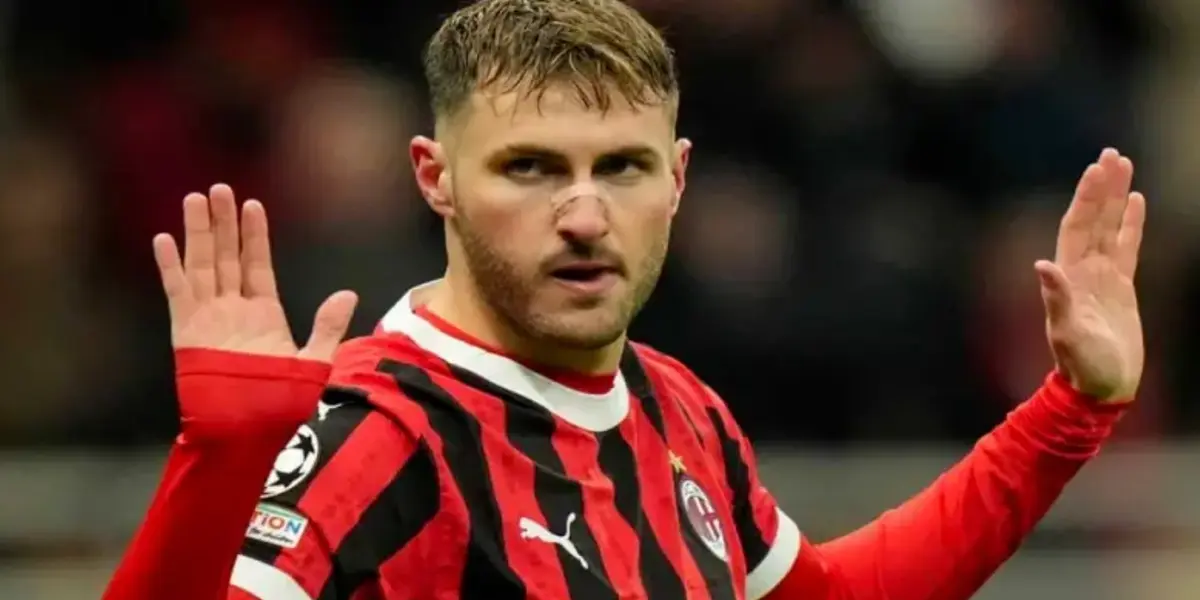 Santiago Giménez con el AC Milán - Foto: Especial