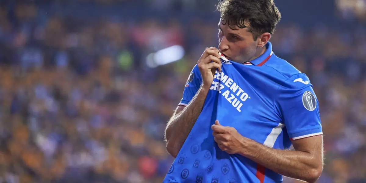 Santiago Giménez juega un partido en el estadio Azteca / TV Azteca