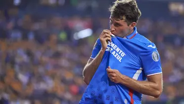 Santiago Giménez juega un partido en el estadio Azteca / TV Azteca