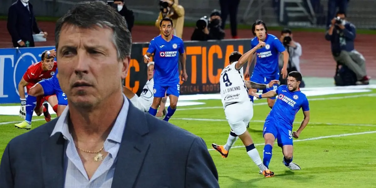 Siboldi en la portada con el equipo de Cruz Azul enfrentando a Pumas