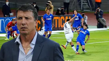 Siboldi en la portada con el equipo de Cruz Azul enfrentando a Pumas