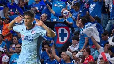 Uriel Antuna con la afición de Cruz Azul/FOTO La Máquina Celeste