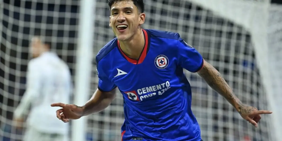 Uriel Antuna festeja el gol del combinado de Cruz Azul