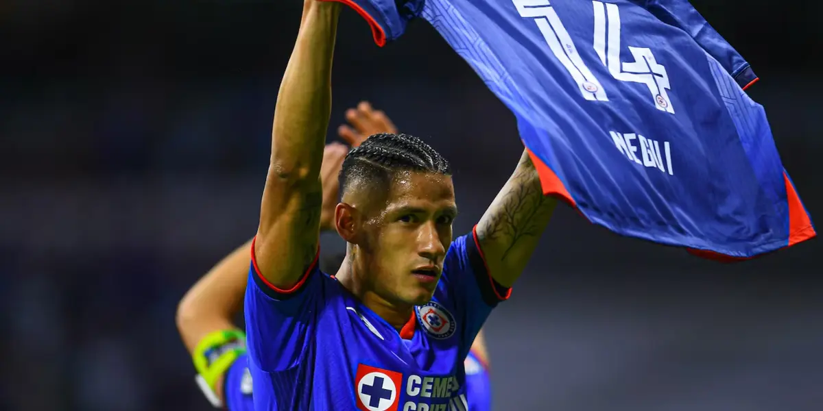 Uriel Antuna muestra la playera de Cruz Azul / Imago 7