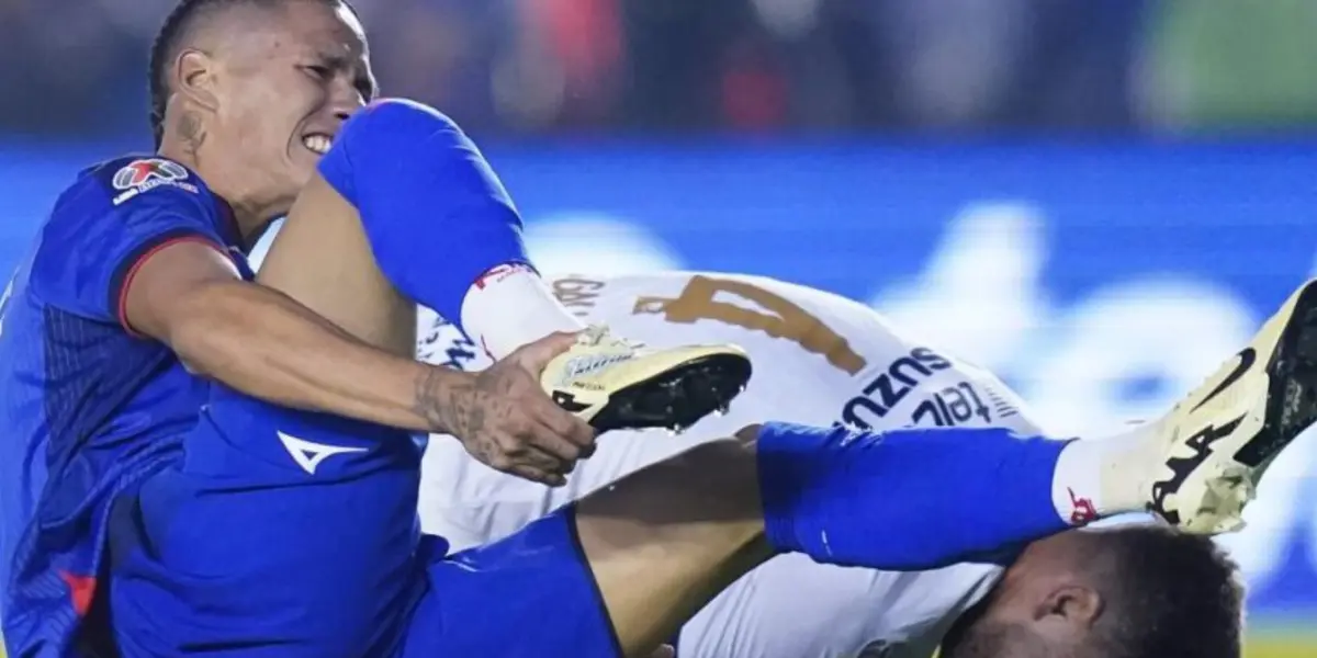 Uriel Antuna y Lisandro Magallán en el partido entre Cruz Azul y Pumas/ Foto: Claro Sports