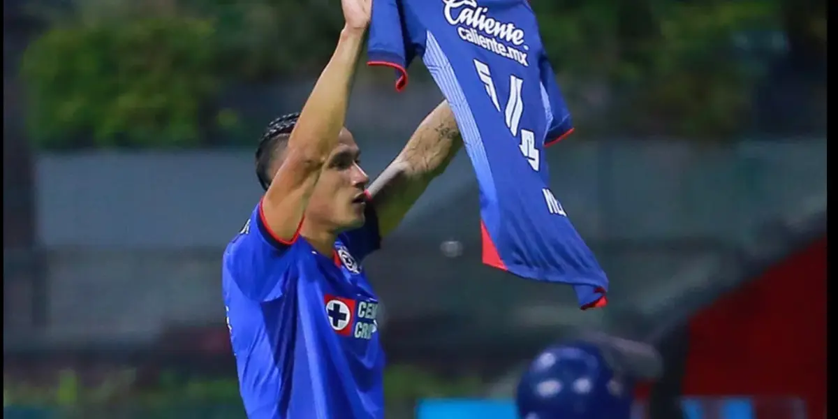 Uriel Antuna y una dedicatoria a un niño, con la playera 14 / Imago