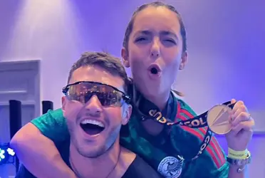 Vaya historia de amor la que se tiene con Santiago Giménez y su novia Fer Serrano, pues se conocieron de una forma que no la creerás, pues fue lejos de lo normal.