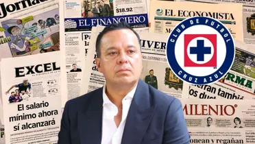 Víctor Velázquez con el escudo de Cruz Azul, de fondo periódicos mexicanos