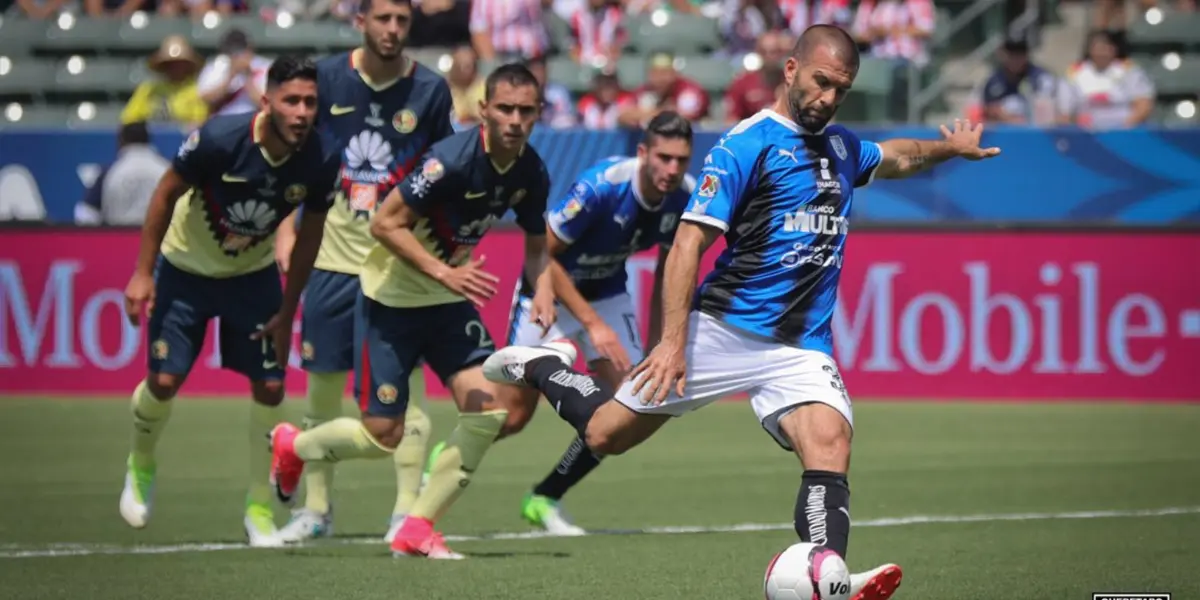 Villa tirando desde los 11 pasos / @Club_Queretaro