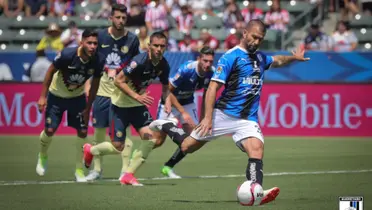 Villa tirando desde los 11 pasos / @Club_Queretaro