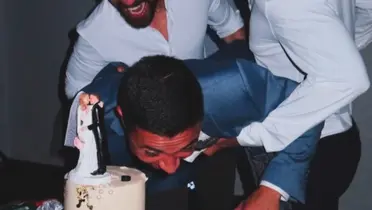 El pastelazo a Andrés Montaño